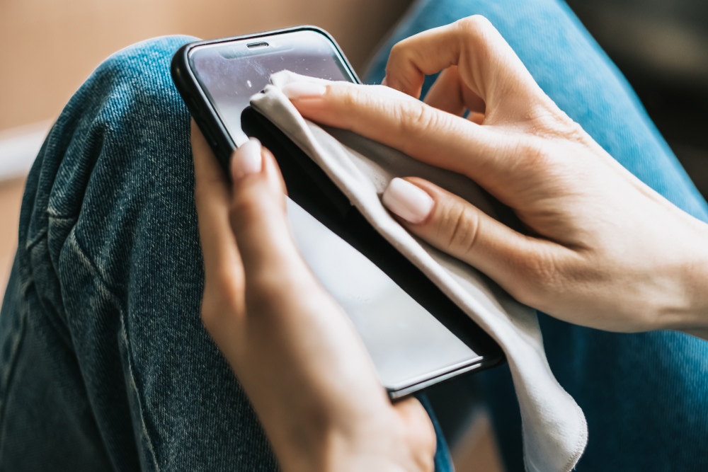 How to clean your cell phone?